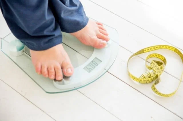 Image-of-person-on-a-weighing-scale-for-the-article-the-leaky-gut-weight-gain-connection