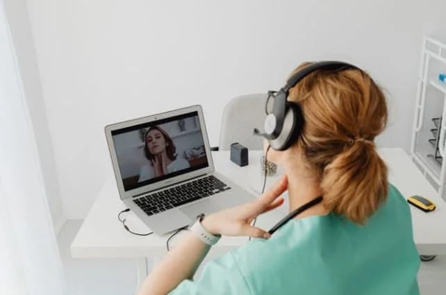 Medical_professional_speaking_with_patient_via_telehealth