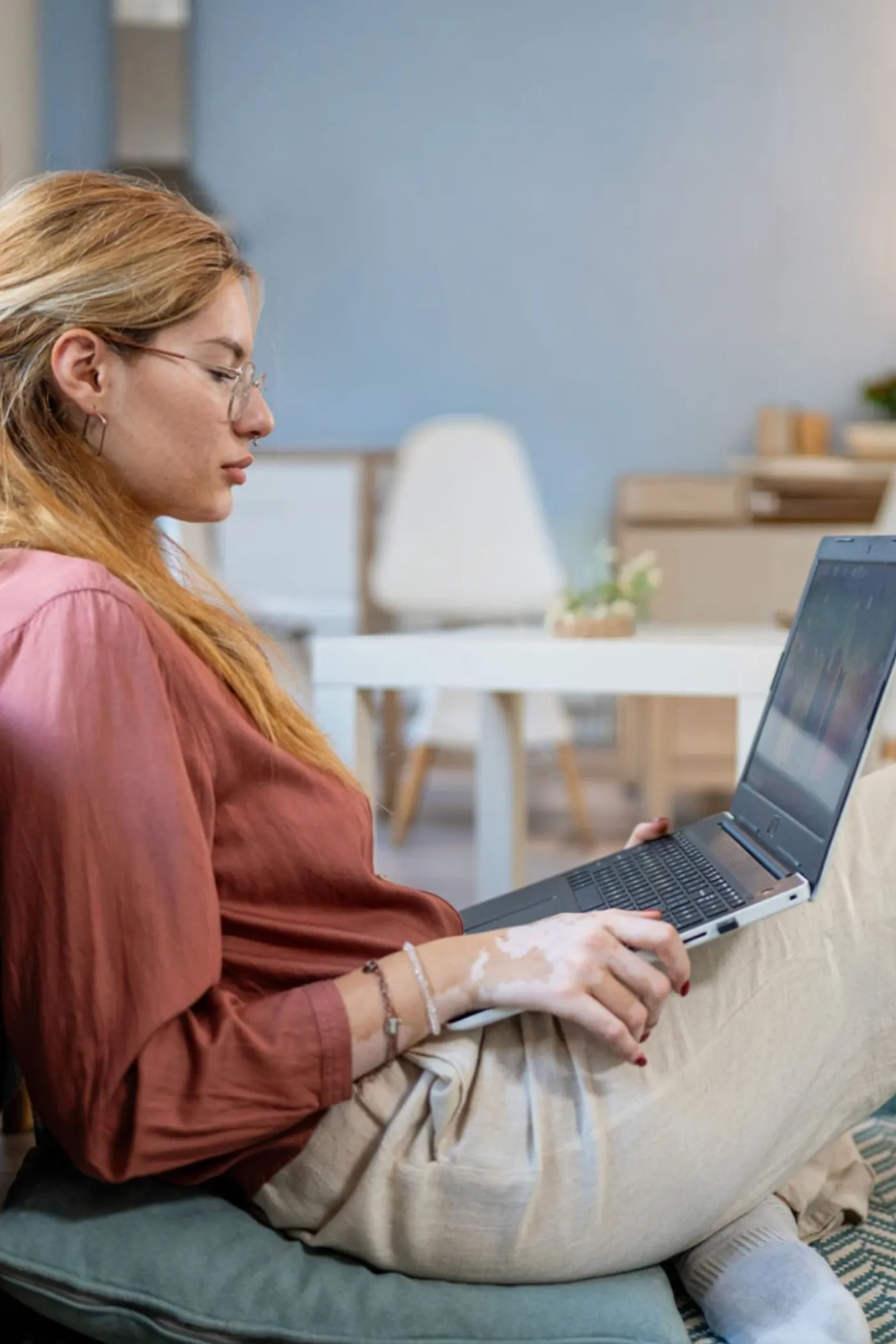 Patient using Hamilton Telehealth telehealth from home