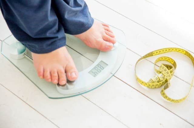 Image-of-person-on-a-weighing-scale-for-the-article-the-leaky-gut-weight-gain-connection
